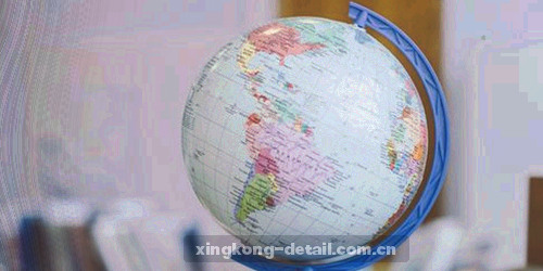 一本打开的支持手册，页面标题写着常见问题并配有星空图案